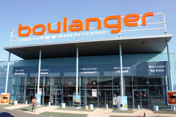 Bâtiment moderne d'une boulangerie avec un grand panneau orange.